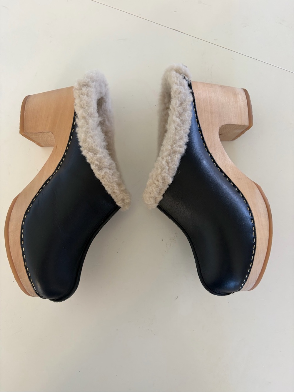 Sabot Youyou Ygloo Vegetable Tanned Black Leather Sherpa Lined Slip-On Wool Clog